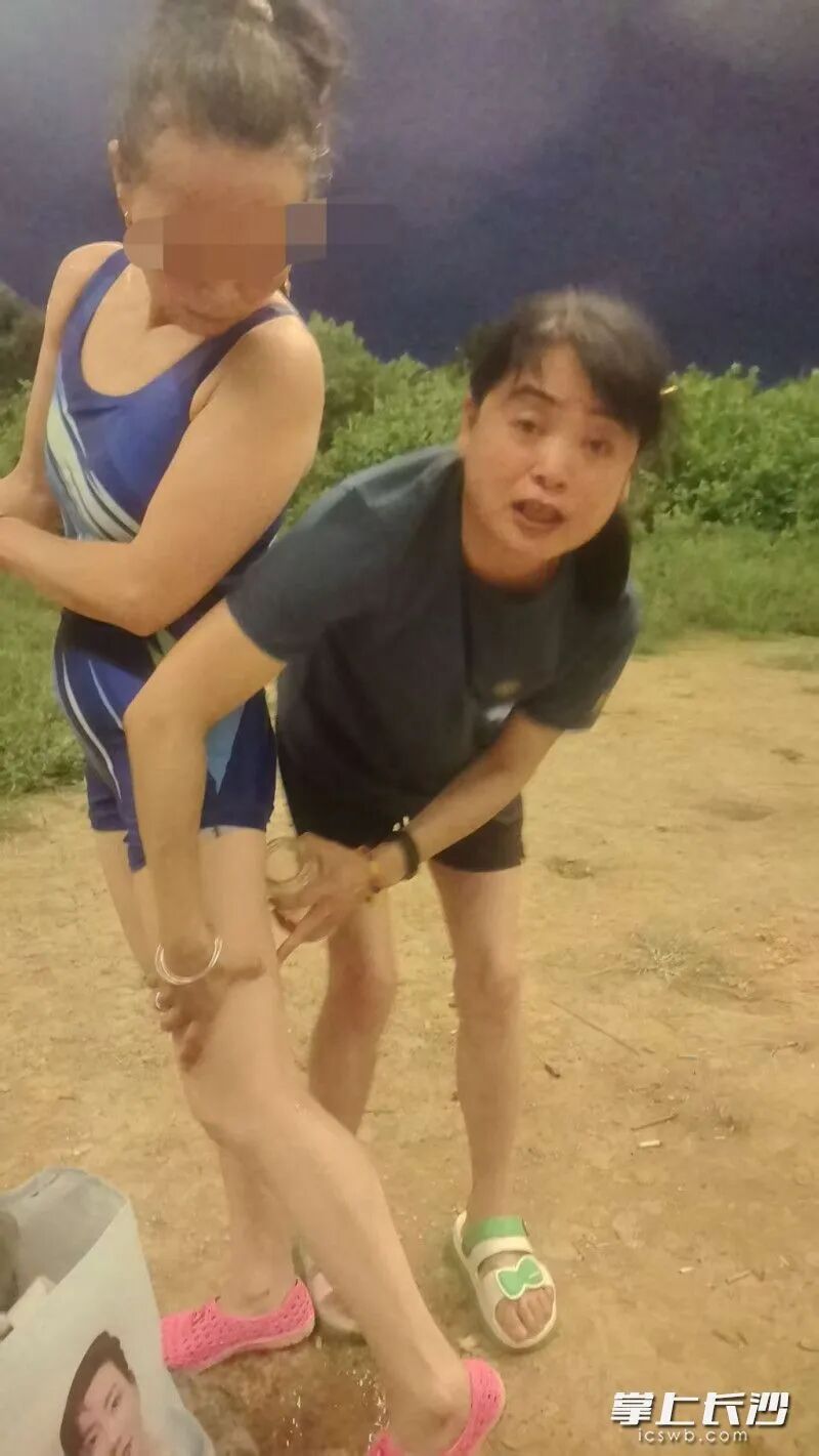 长沙一女子在湘府路大桥下湘江水域野泳，突遭毒蛇咬伤！现场紧急处置……