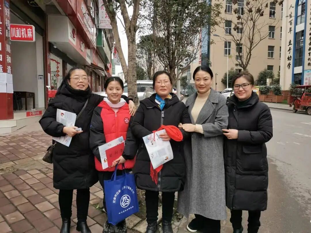 女孩被小学老师养大，如今考上师范，“母女”感人事迹背后，是一场善意的托举