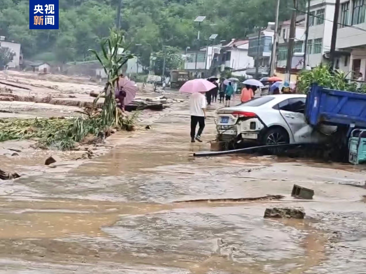 陕西柞水遭遇大暴雨 五千余户群众已紧急转移安置 陕西柞水遭遇大暴雨 五千余户群众已紧急转移安置
