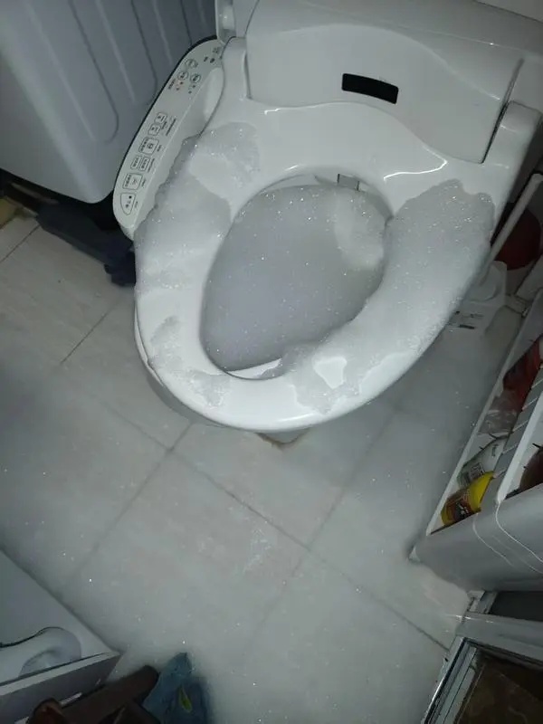 一小区多户居民家马桶泡沫喷涌,有人家里2个月喷近20次!原因不明 一小区多户居民家马桶泡沫喷涌,有人家里2个月喷近20次!原因不明
