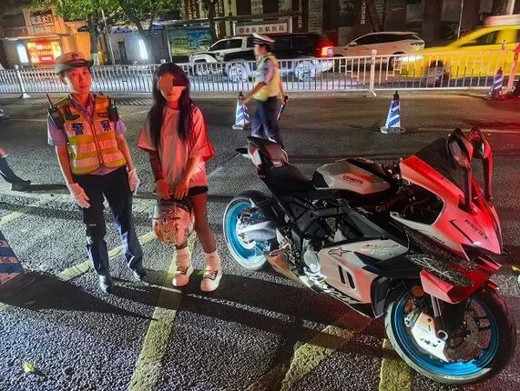 女子深夜骑改装摩托车“炸街” 被查后连简单靠边动作都迟迟无法完成 女子深夜骑改装摩托车“炸街” 被查后连简单靠边动作都迟迟无法完成