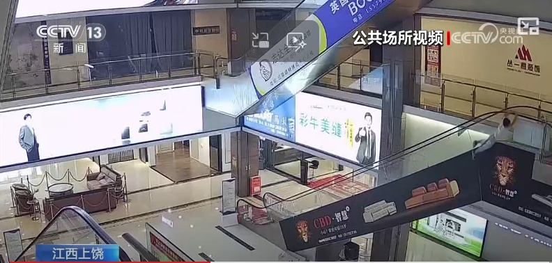 吓人!6岁男童扒商场扶梯,被带到6.5米高空悬吊 吓人!6岁男童扒商场扶梯,被带到6.5米高空悬吊