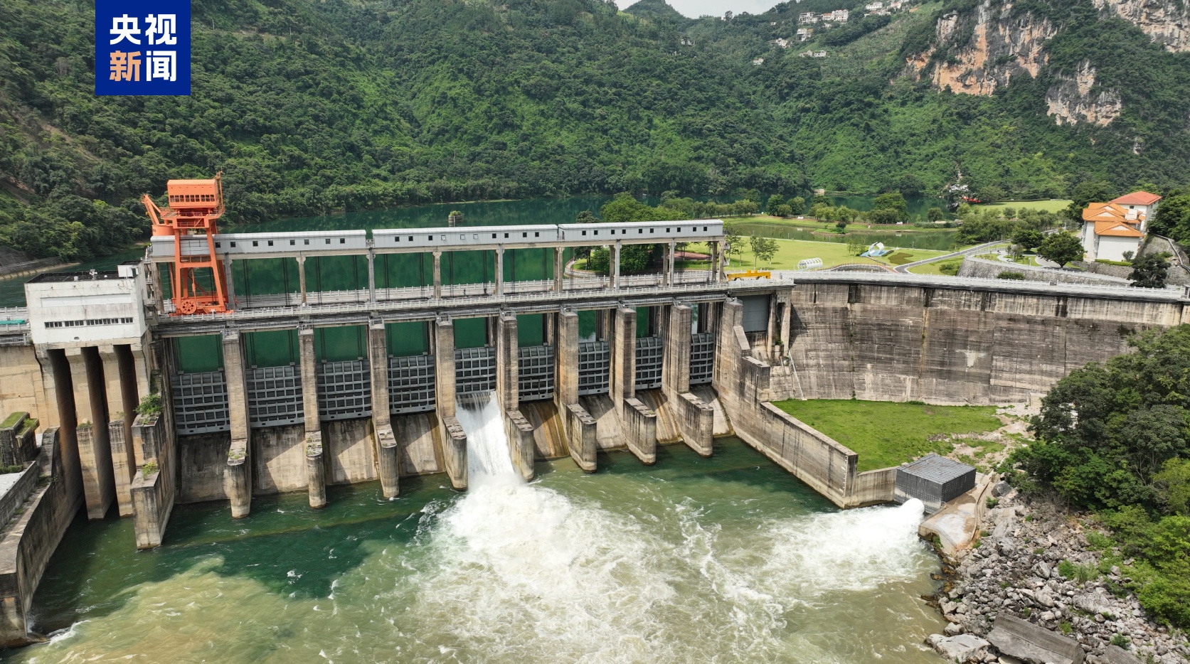 天生桥二级水电站开启2026年汛期首次泄洪