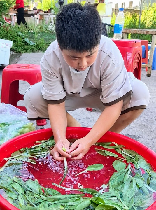 一晚炒粉上百份,这个小摊很多人都来捧场! 一晚炒粉上百份,这个小摊很多人都来捧场!
