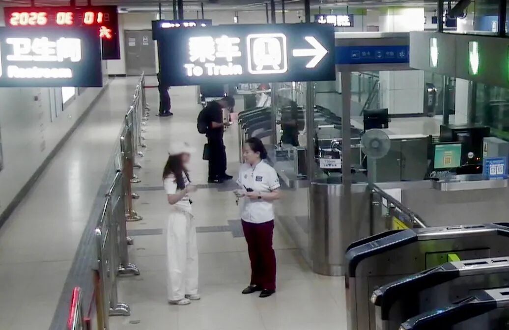 暖心!女子生理期不慎弄脏裤子,热心乘客主动递上卫生巾,地铁站长借裤子解燃眉之急 暖心!女子生理期不慎弄脏裤子,热心乘客主动递上卫生巾,地铁站长借裤子解燃眉之急