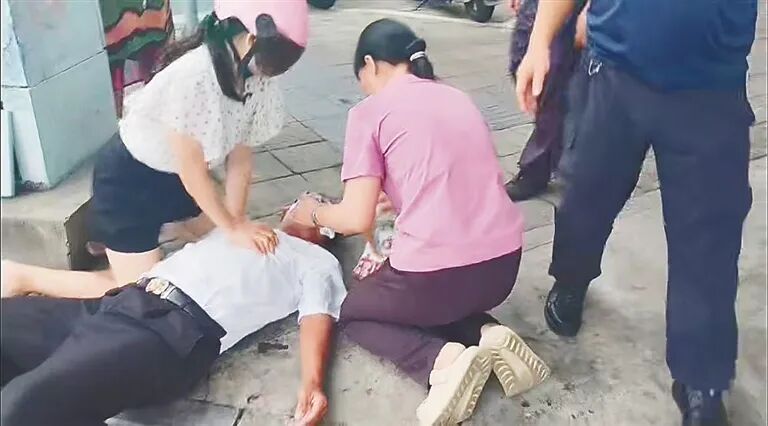 她这一跪,抢回一命!三亚一护士街头开展生死急救 她这一跪,抢回一命!三亚一护士街头开展生死急救