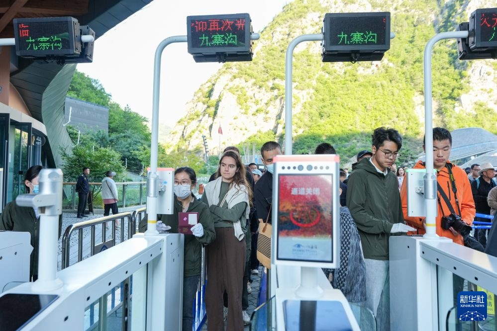 四川九寨沟:避暑入境游“热”起来 四川九寨沟:避暑入境游“热”起来