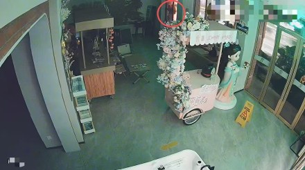 上海一咖啡晚上窗缝没关严 小偷手伸进窗户顺走10万元 上海一咖啡晚上窗缝没关严 小偷手伸进窗户顺走10万元