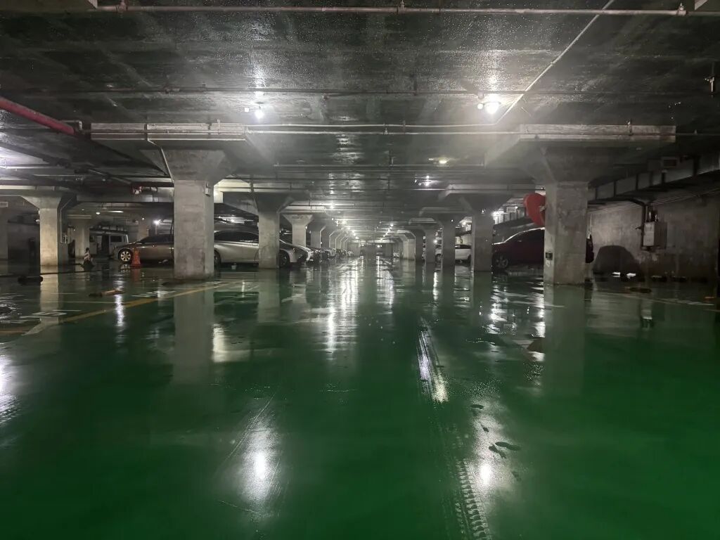 沈阳一小区地下车库渗水成“水帘洞”:相关部门称开发商应解决,开发商已被吊销执照 沈阳一小区地下车库渗水成“水帘洞”:相关部门称开发商应解决,开发商已被吊销执照