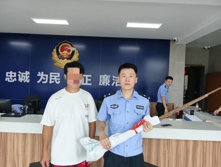 在老宅清出“祖传宝贝”?浙江大叔:不敢留,真的不敢留 在老宅清出“祖传宝贝”?浙江大叔:不敢留,真的不敢留