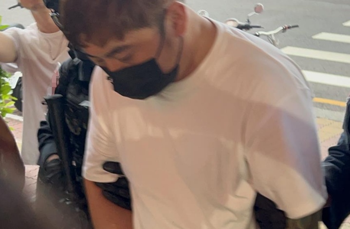 56岁富商台湾家中被杀！好心收留34岁管家还借钱，深夜发现其盗窃被灭口，嫌疑人妻子可能也涉案