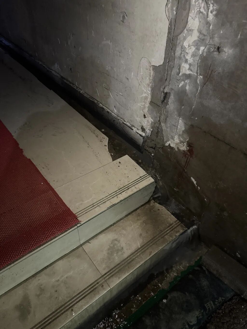 沈阳一小区地下车库渗水成“水帘洞”:相关部门称开发商应解决,开发商已被吊销执照 沈阳一小区地下车库渗水成“水帘洞”:相关部门称开发商应解决,开发商已被吊销执照