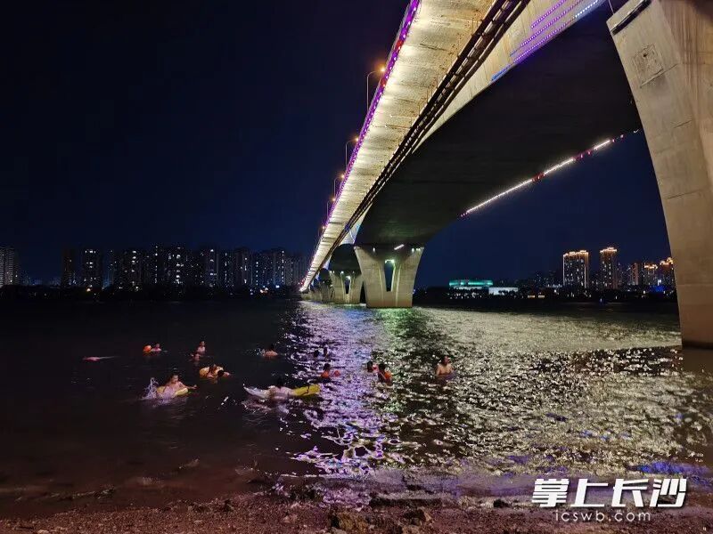 长沙一女子在湘府路大桥下湘江水域野泳，突遭毒蛇咬伤！现场紧急处置……