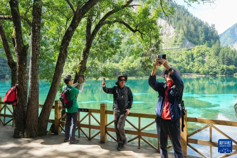 四川九寨沟:避暑入境游“热”起来 四川九寨沟:避暑入境游“热”起来