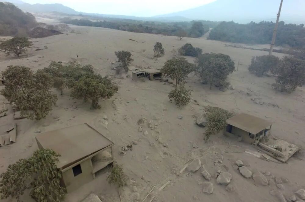 危地马拉火山持续喷发50小时,此前被迫撤离的逾1700名居民已获准返家 危地马拉火山持续喷发50小时,此前被迫撤离的逾1700名居民已获准返家