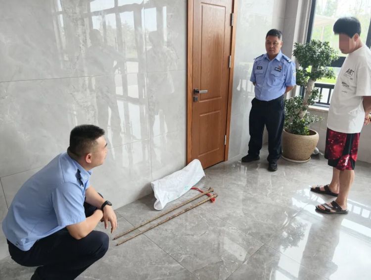 在老宅清出“祖传宝贝”?浙江大叔:不敢留,真的不敢留 在老宅清出“祖传宝贝”?浙江大叔:不敢留,真的不敢留