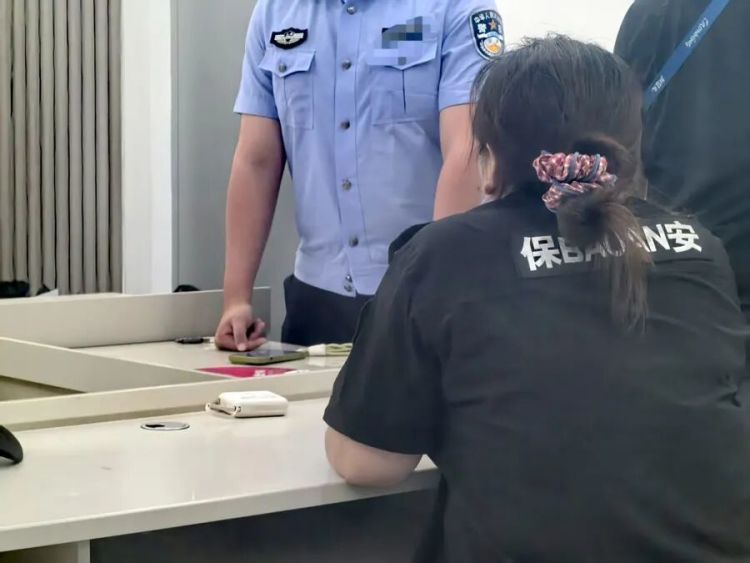 花2000元扮成女保安,混进时代少年团演唱会?上海警方接到了真保安的举报 花2000元扮成女保安,混进时代少年团演唱会?上海警方接到了真保安的举报