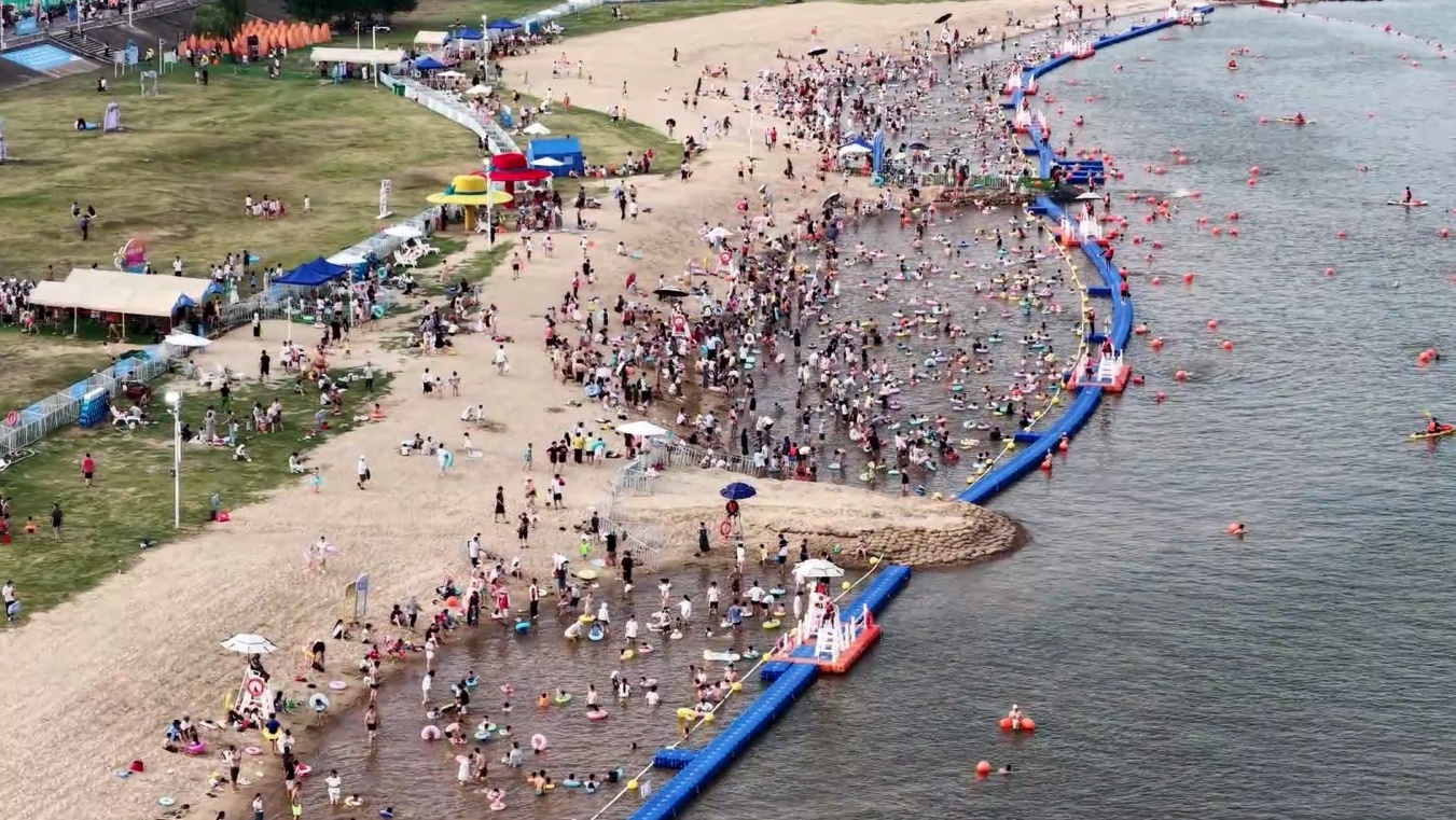 江西南昌：露天泳场迎风逐浪 亲水场景点燃夏日经济