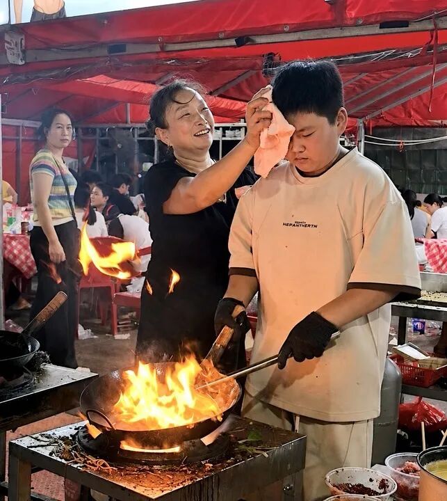 一晚炒粉上百份,这个小摊很多人都来捧场! 一晚炒粉上百份,这个小摊很多人都来捧场!