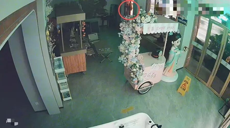 深夜一只"钓钱手"伸进窗户缝,主人十几天后惊觉:10万元蒸发 深夜一只"钓钱手"伸进窗户缝,主人十几天后惊觉:10万元蒸发