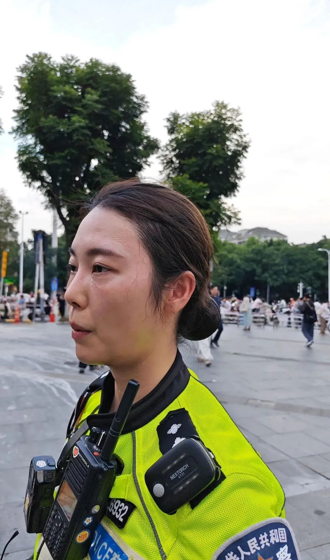 武汉“自带水光肌”的女交警被拍到!网友心疼,回应:别关注我,奋斗的人都值得被关注 武汉“自带水光肌”的女交警被拍到!网友心疼,回应:别关注我,奋斗的人都值得被关注