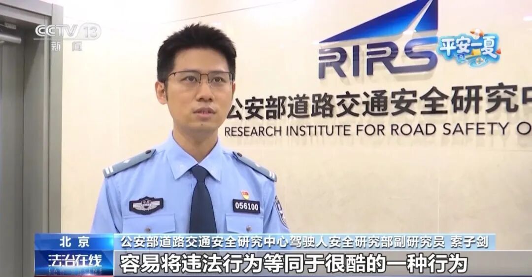 严查未成年人飙车炸街乱象!为博取网络流量,13岁少年警车旁烧胎炫技,被查处 严查未成年人飙车炸街乱象!为博取网络流量,13岁少年警车旁烧胎炫技,被查处