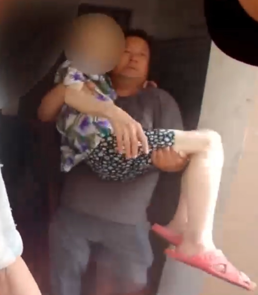 上海九旬夫妻家中起火手足无措,又是这个原因,务必警惕!还好碰到了他们 上海九旬夫妻家中起火手足无措,又是这个原因,务必警惕!还好碰到了他们