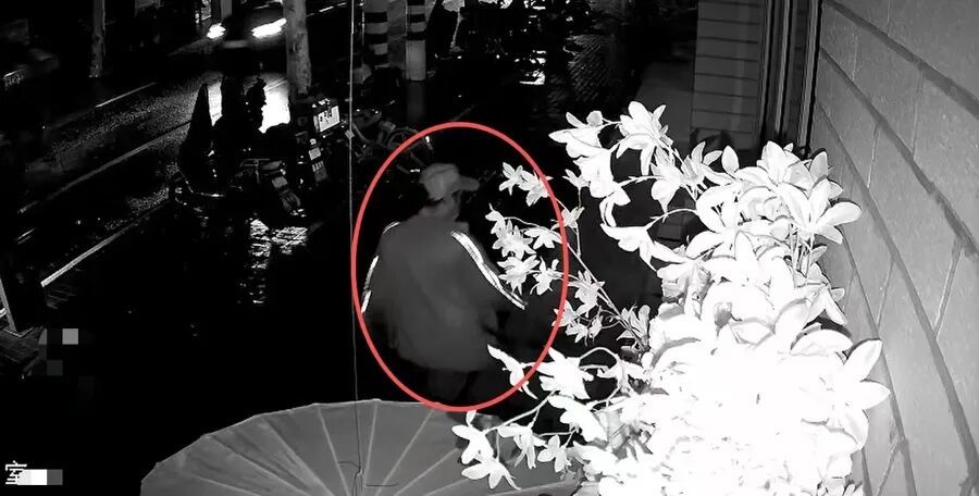 深夜一只"钓钱手"伸进窗户缝,主人十几天后惊觉:10万元蒸发 深夜一只"钓钱手"伸进窗户缝,主人十几天后惊觉:10万元蒸发