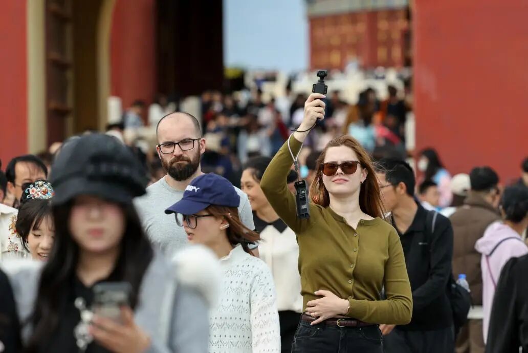“反向海淘”持续火热，外国游客为啥爱上“中国购”？