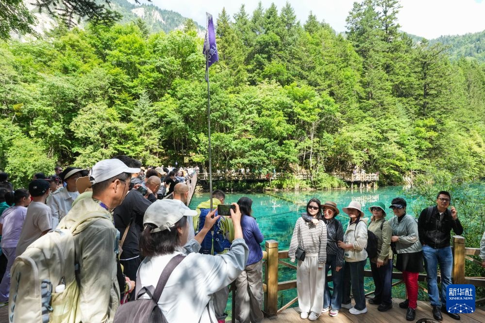四川九寨沟:避暑入境游“热”起来 四川九寨沟:避暑入境游“热”起来