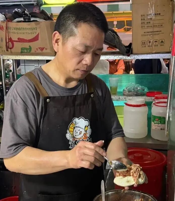 福建“煎饼大叔”张建武因病离世，年仅51岁，此前整条小吃街更换收款码为他募捐
