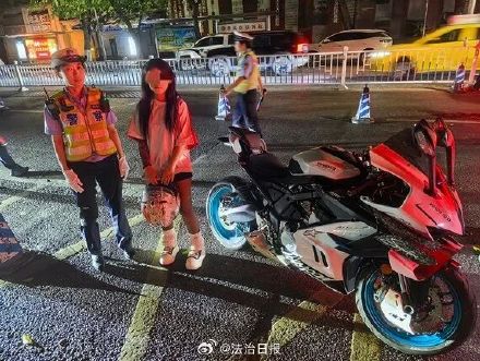 女子无证驾驶无牌摩托车炸街被罚 女子无证驾驶无牌摩托车炸街被罚