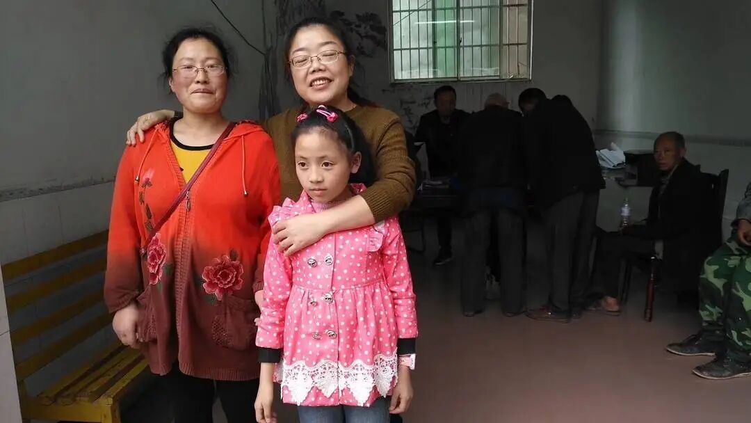 女孩被小学老师养大，如今考上师范，“母女”感人事迹背后，是一场善意的托举