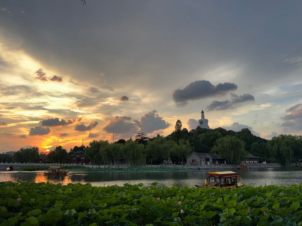 邂逅夏夜限定浪漫!北京多家市属公园游船延时运营 邂逅夏夜限定浪漫!北京多家市属公园游船延时运营