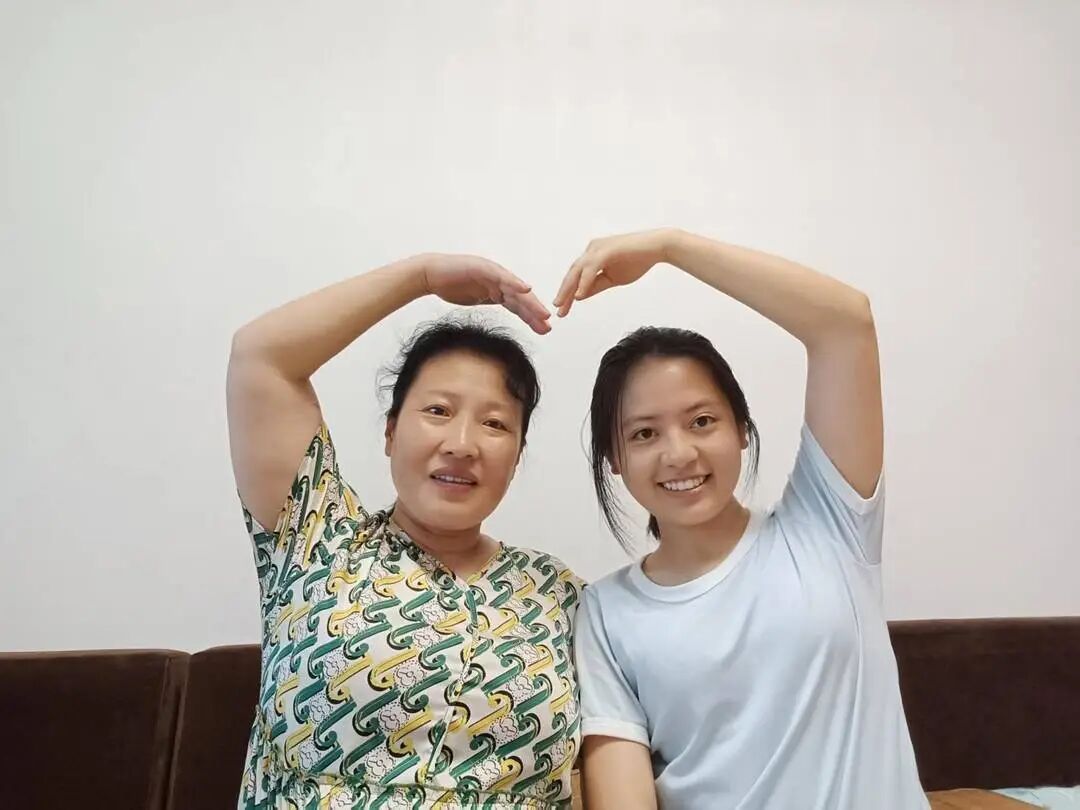 女孩被小学老师养大，如今考上师范，“母女”感人事迹背后，是一场善意的托举