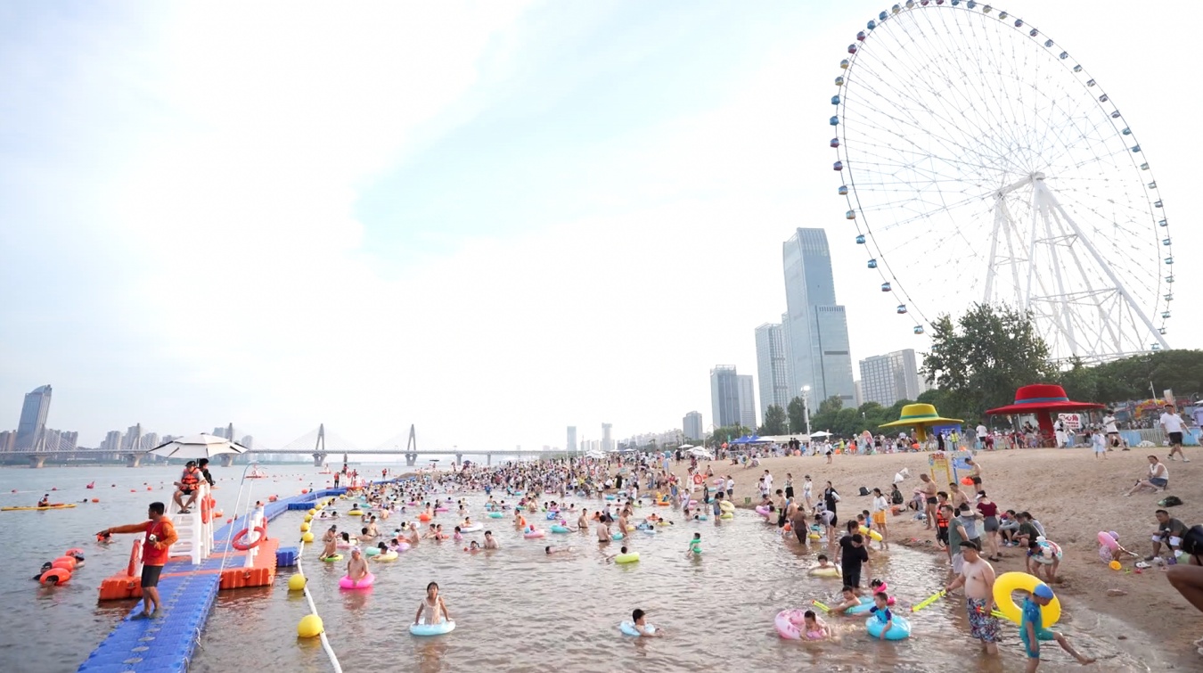 江西南昌：露天泳场迎风逐浪 亲水场景点燃夏日经济