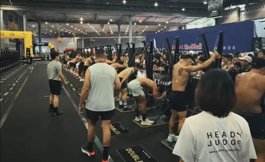 “拿1km当逗号使”的HYROX刷屏社交平台！热血挑战背后，别拿身体硬闯关｜民情瞭望