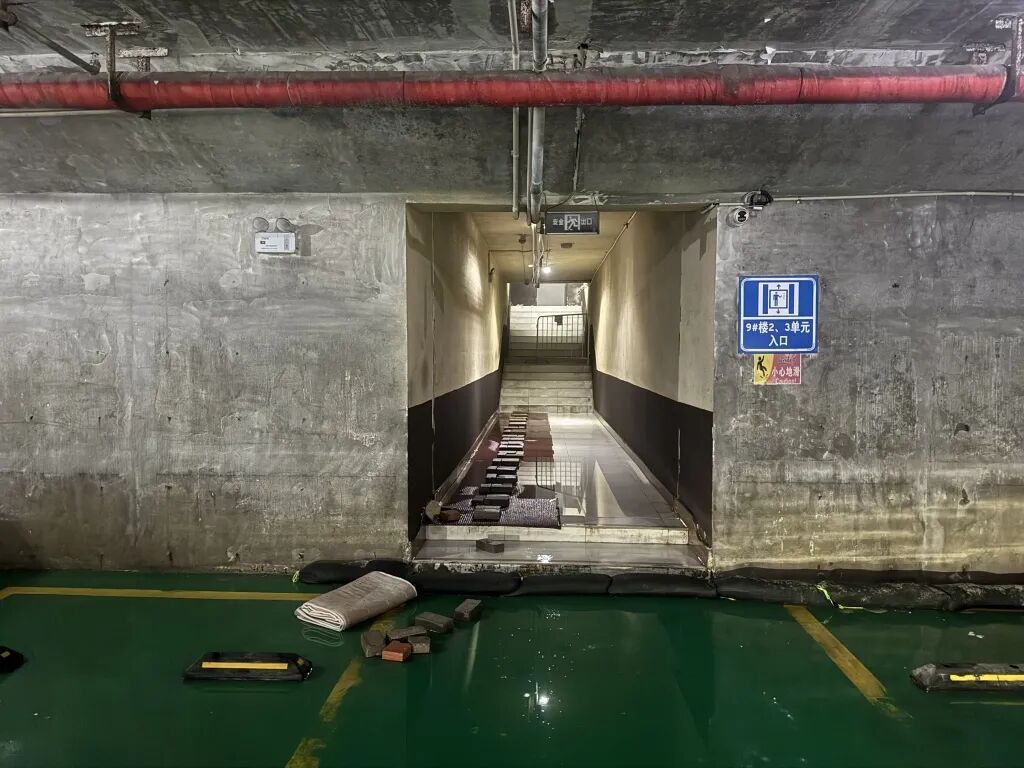 沈阳一小区地下车库渗水成“水帘洞”:相关部门称开发商应解决,开发商已被吊销执照 沈阳一小区地下车库渗水成“水帘洞”:相关部门称开发商应解决,开发商已被吊销执照