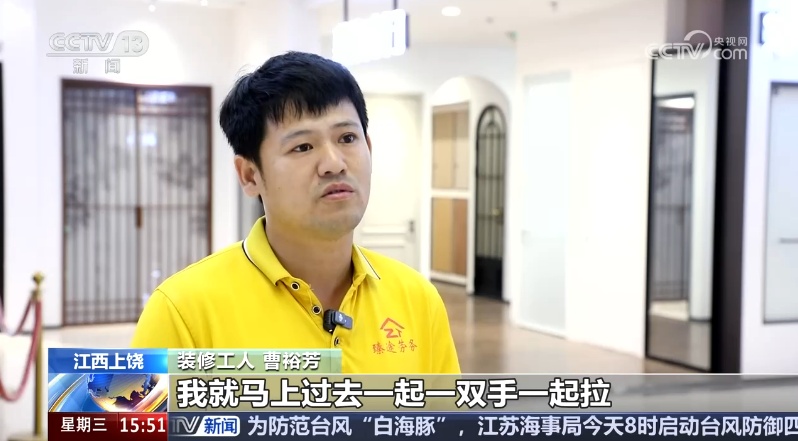 吓人!6岁男童扒商场扶梯,被带到6.5米高空悬吊 吓人!6岁男童扒商场扶梯,被带到6.5米高空悬吊