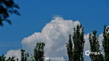 北京今日天空有个“显眼包” 浓积云强势抢镜