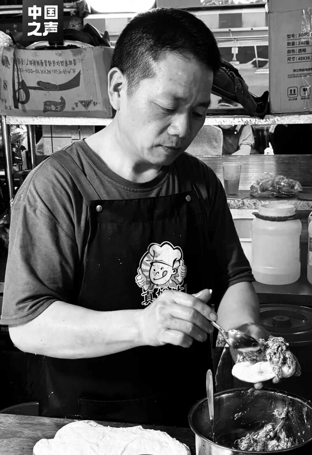煎饼叔叔去世,家属感谢帮助;此前整条小吃街为他更换收款码感动全网 煎饼叔叔去世,家属感谢帮助;此前整条小吃街为他更换收款码感动全网