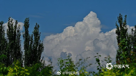 北京今日天空有个“显眼包” 浓积云强势抢镜