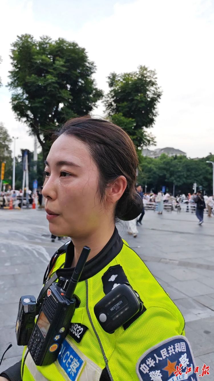 武汉警花晚高峰执勤浑身湿透，自我调侃：“自带水光肌”，网友点赞，女警最新回应