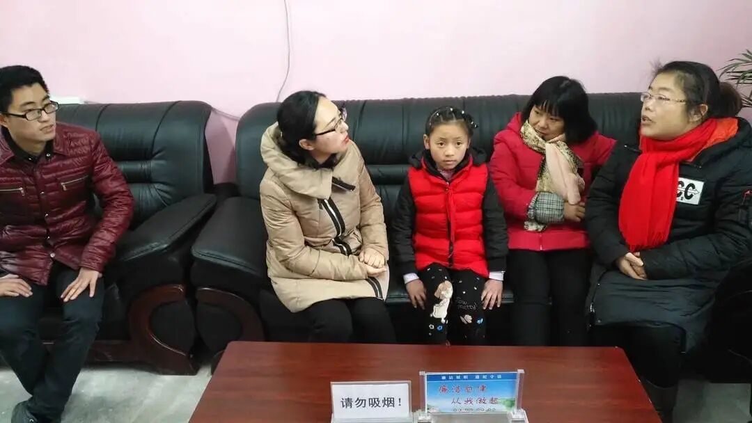 女孩被小学老师养大，如今考上师范，“母女”感人事迹背后，是一场善意的托举