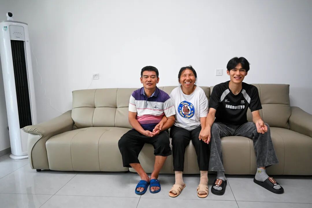 21岁大学生牵着盲母求医！妈妈看不见世界，全网却帮她“看”见了最好的儿子