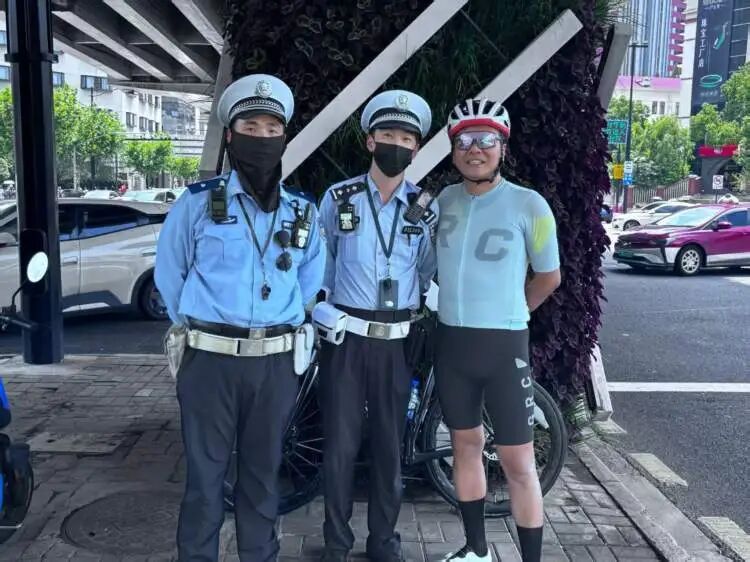 阿拉上海“娘舅”又出手了!一个小举动,让外地骑友直呼:救了命了 阿拉上海“娘舅”又出手了!一个小举动,让外地骑友直呼:救了命了