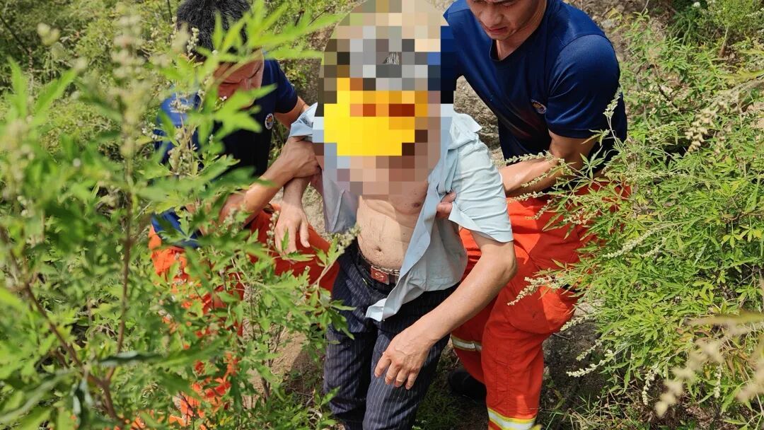 高温登山遇险!老人中暑被困,怀柔消防紧急营救 高温登山遇险!老人中暑被困,怀柔消防紧急营救