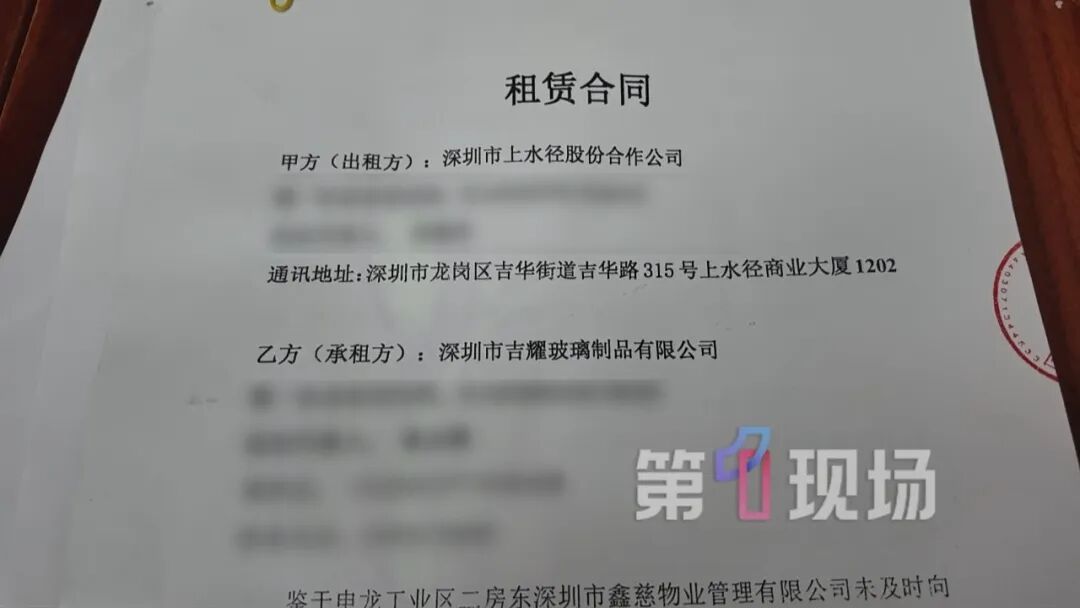 汽车变“拦路虎”，厂区大门被堵七天，多名租户出入只剩“一条缝”