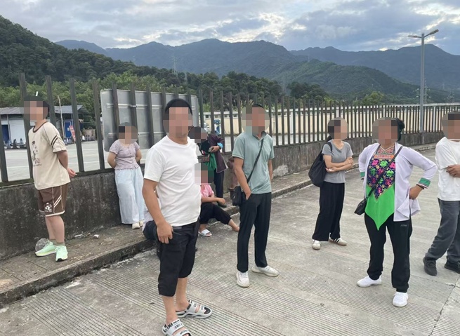 超员面包车遇检查,竟闯卡、穿插车流逃窜!司机已被拘 超员面包车遇检查,竟闯卡、穿插车流逃窜!司机已被拘