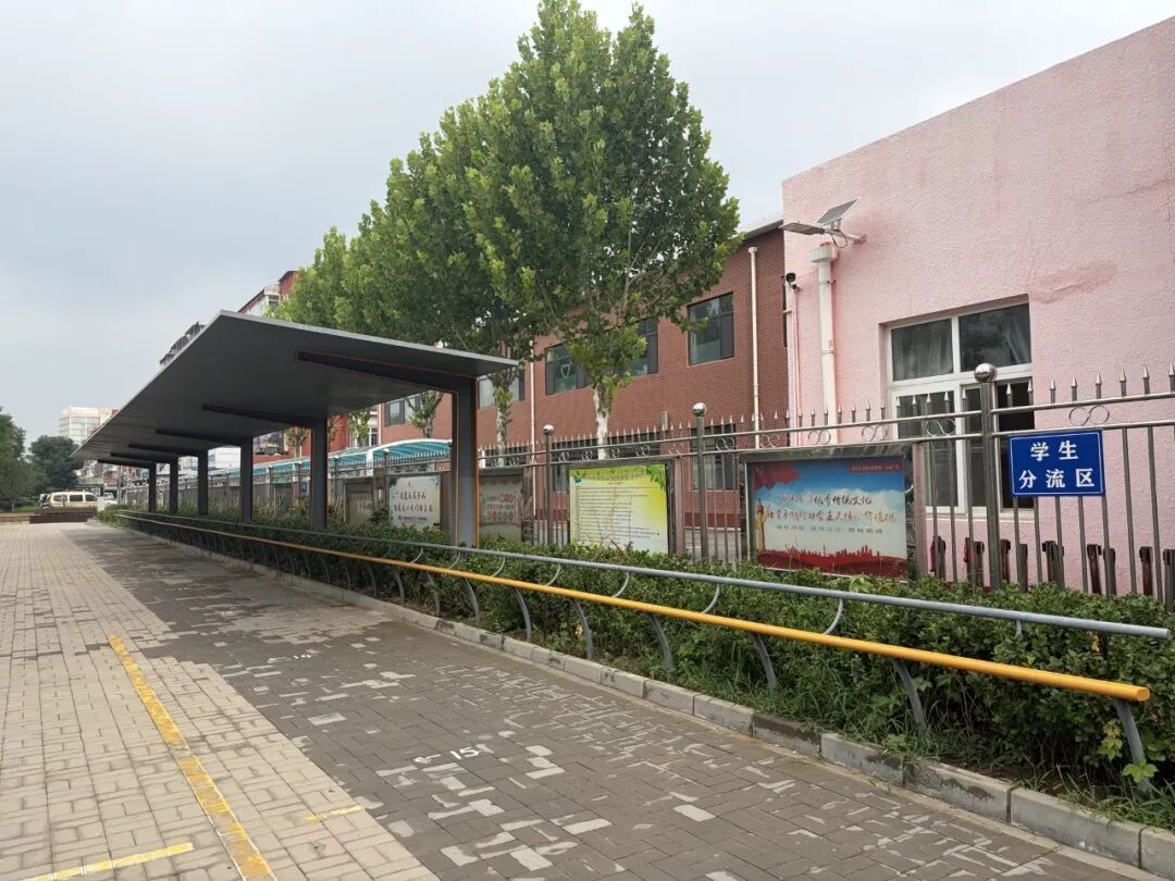 北京一所小学门口的“一根棍儿”，怎么就火了？